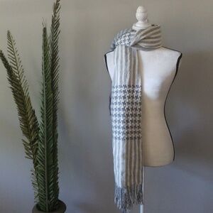 Rue21 gray and cream patterned scarf